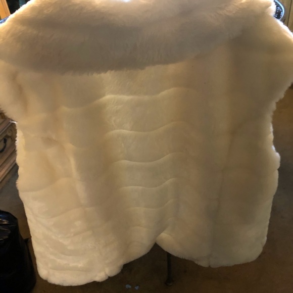 1930s inspired sleeveless pure fur coat. - Picture 4 of 4